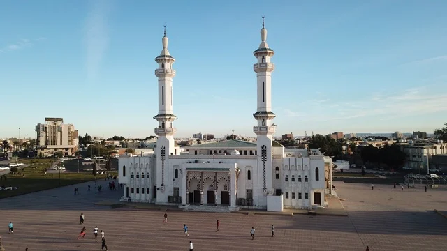 مسجد الملك عبدالعزيز في تبوك، فن معماري يجمع بين الطراز الإسلامي التقليدي واللمسات الحديثة، تصميم داخلي مزين بزخارف إسلامية ، مكان روحاني يبعث على السكينة والهدوء، وجهة للعبادة والتأمل