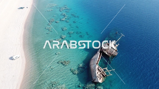 سفينة حقل في نيوم، تصميم هندسي يعكس القوة والابتكار، الاستمتاع بالمناظر البحرية والطبيعة المحيطة،المغامرة في قلب نيوم، رمز الأنشطة البحرية والتراث البحري .