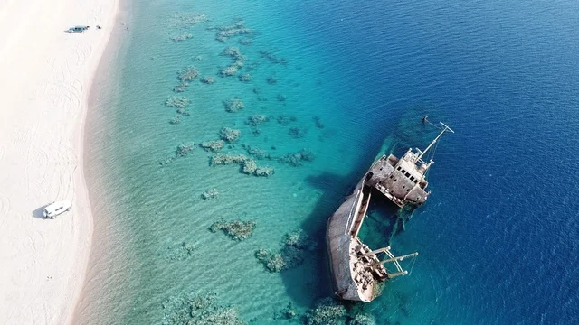 سفينة حقل في نيوم، تصميم هندسي يعكس القوة والابتكار، الاستمتاع بالمناظر البحرية والطبيعة المحيطة،المغامرة في قلب نيوم، رمز الأنشطة البحرية والتراث البحري .