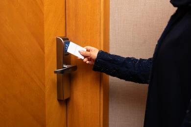 قفل متطور وحديث في فندق راقي، فتح الباب بالبطاقه الالكترونيه , الاستمتاع بالعطلات السياحيه والإجازه الصيفيه, امراه عربيه خليجيه سعودية محجبة ترتدي العباءة و الحجاب تقوم بفتح باب غرفة فندقية ,السياحه في المملكه العربيه السعوديه