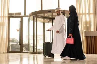 مناقشات و حوارات زوجية، قضاء وقت عائلي سعيد في الفندق ، رجل عربي خليجي عماني يرتدي الدشداشة و العمامة يمسك بيديه حقيبه السفر يمشي داخل بهو الفندق برفقة زوجته, رحلة عائلية ممتعة مناقشات و حوارات زوجية، قضاء وقت عائلي سعيد في الفندق ، رجل عربي خليجي عماني يرتدي الدشداشة و العمامة يمسك بيديه حقيبه السفر يمشي داخل بهو الفندق برفقة زوجته, رحلة عائلية ممتعة