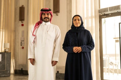 جو عائلي مرح، قضاء أجمل الأوقات في أفضل الفنادق الخليجية ، مفهوم الأسرة السعيدة، زوجان عربيان خليجيان سعوديان سائحان يرتديان الزي التقليدي يقفان في بهو الفندق السياحي، رحلة زوجية ممتعة ، عطلة نهاية الأسبوع