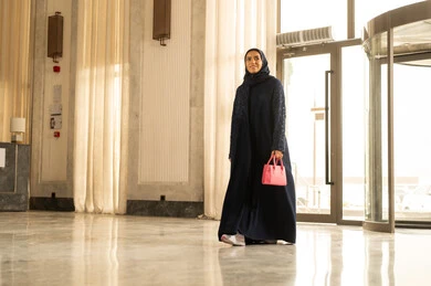 رحلة الصيف الترفيهية، قضاء الأوقات في الإجازة ، الفنادق والمنتجعات في المملكة العربيه السعودية، الاستمتاع بالعطلة الصيفية ، امراه عربيه خليجيه سعودية محجبة ترتدي العباءة تمسك بيديها حقيبة حمراء تمشي داخل الفندق السياحي رحلة الصيف الترفيهية، قضاء الأوقات في الإجازة ، الفنادق والمنتجعات في المملكة العربيه السعودية، الاستمتاع بالعطلة الصيفية ، امراه عربيه خليجيه سعودية محجبة ترتدي العباءة تمسك بيديها حقيبة حمراء تمشي داخل الفندق السياحي