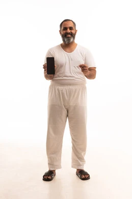 عرض شاشة سوداء فارغة ، استخدام تطبيقات الجوال للدفع والشراء، بورتريه لرجل عربي خليجي سعودي يرتدي سروال وفنيله يمسك بيده البطاقة الإلكترونية والهاتف المحمول ينظر بإيماءات البشاشة والسرور، إمكانية الدفع الإلكتروني عبر التقنيات الحديثة المتطورة، خلفية بيضاء