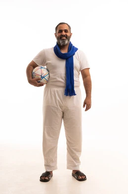 تشجيع فريق لعبة كرة القدم، النظر الى الكاميرا بايماءات السعادة و السرور، بورتريه لرجل عربي خليجي سعودي يرتدي سروال وفنيله و الوشاح الازرق يمسك بيده كره القدم ، الجسم بالطول الكامل ، خلفية بيضاء