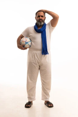 مشاهدة ومتابعة مباراة كرة القدم، إيماءات الخسارة والفشل، بورتريه لرجل عربي خليجي سعودي يرتدي سروال وفنيله بيضاء والوشاح الازرق يمسك بيدية كرة القدم يضع يده على رأسه بتعابير الحزن والتفاعل مع المنتخب، أنديه رياضية مختلفة، خلفية بيضاء