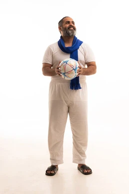 النظر الىشيء ما بايماءات السعادة و السرور، تشجيع فريق لعبة كرة القدم، بورتريه لرجل عربي خليجي سعودي يرتدي سروال وفنيله و الوشاح الازرق يمسك بيده كره القدم ، الجسم بالطول الكامل ، خلفية بيضاء