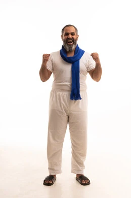 الحماس والتفاعل مع المنتخب، النظر إلى الكاميرا ورفع قبضتي اليد بإيماءات الفوز والسرور، بورتريه لرجل عربي خليجي سعودي يرتدي سروال وفنيله يضع وشاح ازرق لفريقه المفضل، أنديه رياضية مختلفة، الجسم بالطول الكامل، خلفية بيضاء الحماس والتفاعل مع المنتخب، النظر إلى الكاميرا ورفع قبضتي اليد بإيماءات الفوز والسرور، بورتريه لرجل عربي خليجي سعودي يرتدي سروال وفنيله يضع وشاح ازرق لفريقه المفضل، أنديه رياضية مختلفة، الجسم بالطول الكامل، خلفية بيضاء