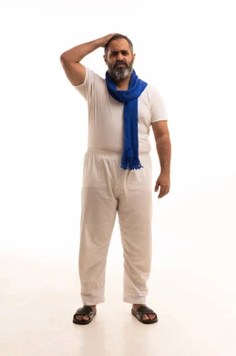 تعابير الانزعاج لخسارة المنتخب الوطني، مشاهدة ومتابعة مباراة كرة القدم، بورتريه لرجل عربي خليجي سعودي يرتدي سروال وفنيله بيضاء والوشاح الازرق يمسك بيدية كرة القدم يضع يده على رأسه بتعابير الحزن والتفاعل مع المنتخب، أنديه رياضية مختلفة، خلفية بيضاء