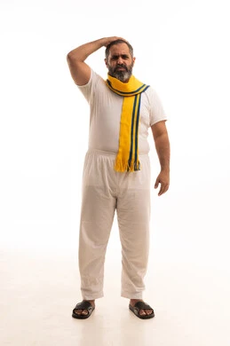 أنديه رياضية مختلفة، إيماءات الخسارة والفشل، مشاهدة ومتابعة مباراة كرة القدم، بورتريه لرجل عربي خليجي سعودي يرتدي سروال وفنيله بيضاء والوشاح يضع يده على رأسه بتعابير الحزن والتفاعل مع المنتخب، خلفية بيضاء