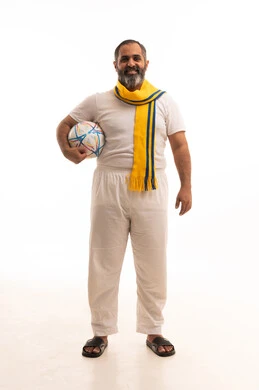 النظر الى الكاميرا بايماءات السعادة و السرور، تشجيع فريق لعبة كرة القدم، بورتريه لرجل عربي خليجي سعودي يرتدي سروال وفنيله و الوشاح يمسك بيده كره القدم ، الجسم بالطول الكامل ، خلفية بيضاء