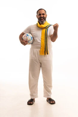 إيماءات الشغف والتشجيع للفريق، مشاهدة ومتابعة مباراة كرة القدم، بورتريه لرجل عربي خليجي سعودي يرتدي السروال والفانيله البيضاء والوشاح الاصفر يرفع يده بتعابير الحماس والتفاعل مع المنتخب، أنديه رياضية مختلفة،الجسم بالطول الكامل، خلفية بيضاء