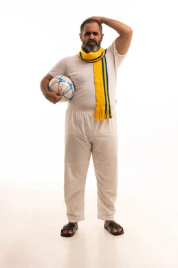 إيماءات الخسارة والفشل، مشاهدة ومتابعة مباراة كرة القدم، بورتريه لرجل عربي خليجي سعودي يرتدي سروال وفنيله بيضاء والوشاح يمسك بيدية كرة القدم يضع يده على رأسه بتعابير الحزن والتفاعل مع المنتخب، أنديه رياضية مختلفة، خلفية بيضاء