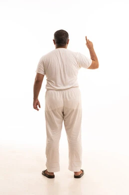 الدلالة على موقع معين, حركات تدل على هذا المكان (هنا),تحديد مكان عنصر محدد, بورتريه من الخلف لرجل عربي سعودي خليجي يرتدي سروال وفانيلا أبيض يشير إلى شيء ما في الاعلى,الجسم بالطول الكامل، خلفية بيضاء