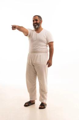 حركات تدل على هذا المكان (هنا), الدلالة على موقع معي، بورتريه لرجل عربي سعودي خليجي يرتدي سروال وفانيلا أبيض يشير باصبع السبابة نحو شيء ما ، الجسم بالطول الكامل، خلفية بيضاء