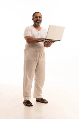 انجاز الأعمال من المنزل عبر الانترنت، مفهوم العمل عن بعد، تصفح برامج و تطبيقات الابتوب، ببورتريه لرجل عربي سعودي خليجي يرتدي سروال وفانيلا أبيض يقوم باستخدام اللابتوب، الأجهزة والتقنيات المتطورة، صورة لكامل الجسم، خلفية بيضاء