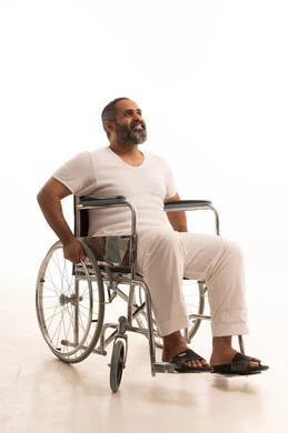 تحسين جودة حياة ذوي الاعاقه الحركيه، اسلوب حياة ذوي الهمم، استخدام كراسي المعاقين للمساعده على الحركه والتنقل، بورتريه لرجل عربي سعودي خليجي يرتدي سروال وفانيلا أبيض يجلس على كرسي متحرك ينظر شيء ما، خلفية بيضاء تحسين جودة حياة ذوي الاعاقه الحركيه، اسلوب حياة ذوي الهمم، استخدام كراسي المعاقين للمساعده على الحركه والتنقل، بورتريه لرجل عربي سعودي خليجي يرتدي سروال وفانيلا أبيض يجلس على كرسي متحرك ينظر شيء ما، خلفية بيضاء