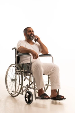 اجراء مكالمة هاتفية عبر الجوال، استخدام جهاز تقني حديث،بورتريه لرجل عربي سعودي خليجي يرتدي سروال وفانيلا أبيض يجلس على كرسي متحرك يستخدم الهاتف المحمول، خلفية بيضاء اجراء مكالمة هاتفية عبر الجوال، استخدام جهاز تقني حديث،بورتريه لرجل عربي سعودي خليجي يرتدي سروال وفانيلا أبيض يجلس على كرسي متحرك يستخدم الهاتف المحمول، خلفية بيضاء