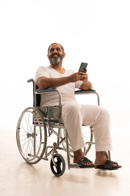 تطور التكنولوجيا والأجهزة التقنية، التسوق الالكتروني وتصفح برامج وتطبيقات الجوال، الدردشة مع الأهل والأصدقاء، بورتريه لرجل عربي سعودي خليجي يرتدي سروال وفانيلا أبيض يجلس على كرسي متحرك يحمل الهاتف المحمول، خلفية بيضاء تطور التكنولوجيا والأجهزة التقنية، التسوق الالكتروني وتصفح برامج وتطبيقات الجوال، الدردشة مع الأهل والأصدقاء، بورتريه لرجل عربي سعودي خليجي يرتدي سروال وفانيلا أبيض يجلس على كرسي متحرك يحمل الهاتف المحمول، خلفية بيضاء