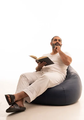 التفكير فى شيء ما، قضاء وقت الفراغ بالتعلم والثقافة، مفهوم التثقيف والبحث العلمي، هواية المطالعة والاستكشاف، بورتريه لرجل عربي سعودي خليجي يرتدي سروال وفانيلا أبيض يجلس على كرسي بين باج يقوم قراءة كتاب, خلفية بيضاء التفكير فى شيء ما، قضاء وقت الفراغ بالتعلم والثقافة، مفهوم التثقيف والبحث العلمي، هواية المطالعة والاستكشاف، بورتريه لرجل عربي سعودي خليجي يرتدي سروال وفانيلا أبيض يجلس على كرسي بين باج يقوم قراءة كتاب, خلفية بيضاء