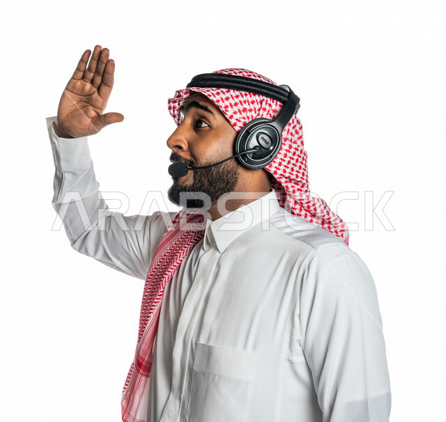 بورتريه لرجل عربي خليجي سعودي ، يرتدي الزي السعودي التقليدي ، يضع سماعات الرأس الصوتية ، إيماءات وجه ويدين مختلفة ، إستخدام تقنية الهيدفون ، خلفية بيضاء ، مهن و وظائف ، العمل بالدعم الفني ، سماعة الإتصال ، الإستعلام والإستفسار ، خدمة العملاء
