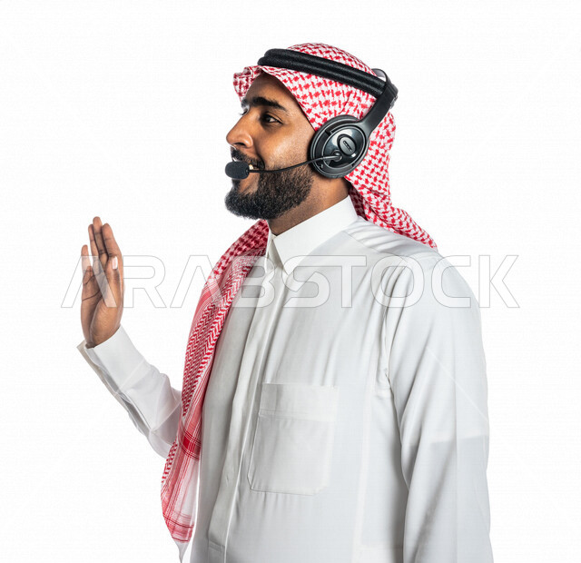 بورتريه لرجل عربي خليجي سعودي ، يرتدي الزي السعودي التقليدي ، يضع سماعات الرأس الصوتية ، إيماءات وجه ويدين مختلفة ، إستخدام تقنية الهيدفون ، خلفية بيضاء ، مهن و وظائف ، العمل بالدعم الفني ، سماعة الإتصال ، الإستعلام والإستفسار ، خدمة العملاء