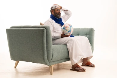 إيماءات الخسارة والفشل، مشاهدة ومتابعة مباراة كرة القدم، بورتريه لرجل عربي خليجي سعودي يرتدي الثوب الابيض و الطاقية والوشاح يجلس على الاريكة يمسك كره القدم ويضع يده على رأسه بتعابير الحزن والتفاعل مع المنتخب، الجسم بالطول الكامل، خلفية بيضاء إيماءات الخسارة والفشل، مشاهدة ومتابعة مباراة كرة القدم، بورتريه لرجل عربي خليجي سعودي يرتدي الثوب الابيض و الطاقية والوشاح يجلس على الاريكة يمسك كره القدم ويضع يده على رأسه بتعابير الحزن والتفاعل مع المنتخب، الجسم بالطول الكامل، خلفية بيضاء