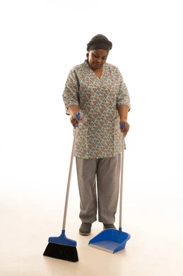 عاملة منزلية افريقية افريقية سمراء البشرة ترتدي يونيفورم رمادي اللون تكنس الارض باستخدام مكنسة يدوية زرقاء ,بورتريه خلفية بيضاء الجسم بالطول الكامل عاملة منزلية افريقية افريقية سمراء البشرة ترتدي يونيفورم رمادي اللون تكنس الارض باستخدام مكنسة يدوية زرقاء ,بورتريه خلفية بيضاء الجسم بالطول الكامل