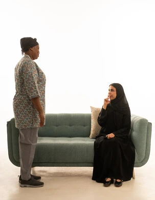 تعليمات للعناية بالمنزل ,امرأة عربية خليجية سعودية محجبة ترتدي عباءة سوداء , بورتريه خلفية بيضاء لعاملة منزلية افريقية ملونة ترتدي يونيفورم باللون الرمادي ,الجسم بالطول الكامل