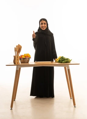 ربة منزل عربية خليجية سعودية محجبة ترتدي عباءة سوداء ,رفع الابهام للاعلى علامة الاعجاب و الموافقة ,بورتريه خلفية بيضاء الجسم بالطول الكامل