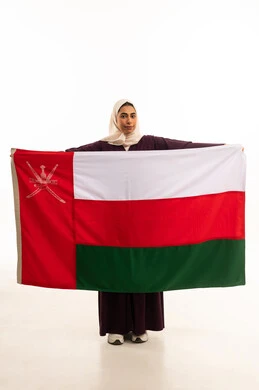 حب الوطن والانتماء إليه، العلم الوطني للبلاد، بورتريه لإمرأة عربية خليجية عمانية محجبة ترتدي العباءة الملونة تحتفل بذكرى اليوم الوطني العماني 18 نوفمبر، رموز وثقافات وطنية , إحياء ذكرى تأسيس الدولة 1775 م , الجسم بالطول الكامل، خلفية بيضاء حب الوطن والانتماء إليه، العلم الوطني للبلاد، بورتريه لإمرأة عربية خليجية عمانية محجبة ترتدي العباءة الملونة تحتفل بذكرى اليوم الوطني العماني 18 نوفمبر، رموز وثقافات وطنية , إحياء ذكرى تأسيس الدولة 1775 م , الجسم بالطول الكامل، خلفية بيضاء