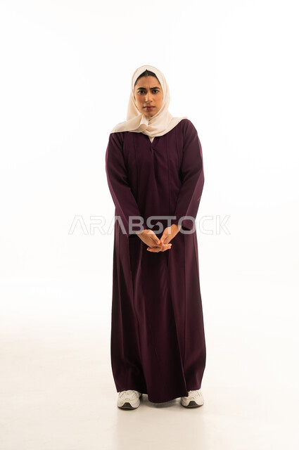 الشعور بالهم و الإكتئاب, سماع خبر محزن,  بورتريه لإمرأة عربية خليجية عمانية محجبة ترتدي العباءة الملونة تنظر الى الكاميرا, الشعور بالخيبة والانزعاج، الندم على شيء ما، خلفية بيضاء