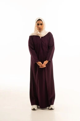 الشعور بالهم و الإكتئاب, سماع خبر محزن,  بورتريه لإمرأة عربية خليجية عمانية محجبة ترتدي العباءة الملونة تنظر الى الكاميرا, الشعور بالخيبة والانزعاج، الندم على شيء ما، خلفية بيضاء