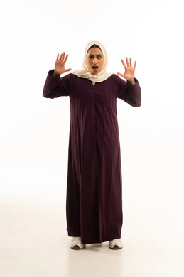 الشعور بالصدمة و الدهشة والتعجب والذهول , بورتريه لإمرأة خليجية سعودية محجبة ترتدى العباءة ترفع يديها للأعلى بتعابير التفاجؤ عند رؤية شيء ما, الجسم بالطول الكامل, خلفية بيضاء