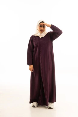 بورتريه لإمرأة خليجية سعودية محجبة ترتدى العباءة تقوم بإيماءات وجه تدل على الألم والتعب, الإحساس بوجع الرأس والصداع , الإحساس بالمرض , آلآم الشقيقة والصداع النصفي, الجسم بالطول الكامل, خلفية بيضاء