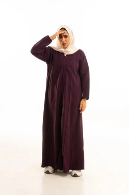 الإحساس بوجع الرأس والصداع , الإحساس بالمرض , آلآم الشقيقة والصداع النصفي, بورتريه لإمرأة خليجية سعودية محجبة ترتدى العباءة تقوم بإيماءات وجه تدل على الألم والتعب, الجسم بالطول الكامل, خلفية بيضاء