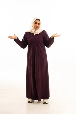 الشعور بالحيرة والجهل بأمر ما، التردد وانعدام المعرفة بخصوص شيء معين, بورتريه لإمرأة خليجية سعودية محجبة ترتدى العباءة تقوم بإشارات يدين و تعابير وجه تدل على عدم المعرفة بأمر ما, الجسم بالطول الكامل, خلفية بيضاء