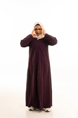 بورتريه لإمرأة خليجية سعودية محجبة ترتدى العباءة تضع يديها على رأسها بايماءات التعب والارهاق, الاحساس بألم الرأس والصداع، المعاناة من آلام الشقيقة، الحاجة للهدوء والراحة، الجسم بالطول الكامل, خلفية بيضاء