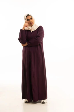 محاولة إيجاد حل لشيء ما, إيماءات الحيرة والقلق, التمعن والتركيز والتخطيط للمستقبل, بورتريه لإمرأة خليجية سعودية محجبة ترتدى العباءة تضع يدها على رأسها وتنظر بعيداً بتفكير وتأمل, محاولة إيجاد حل لشيء ما, الجسم بالطول الكامل, خلفية بيضاء