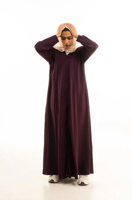 الاحساس بألم الرأس والصداع، المعاناة من آلام الشقيقة، الحاجة للهدوء والراحة، بورتريه لإمرأة خليجية سعودية محجبة ترتدى العباءة تضع يديها على رأسها بايماءات التعب والارهاق, الجسم بالطول الكامل, خلفية بيضاء