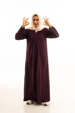 علامة الجوده والإمتياز, بورتريه لإمرأه عربيه خليجيه سعودية محجبه ترتدي العباءه ترفع يديها بإيماءات تدل على الإعجاب والرضى، مفهوم القبول والموافقه , تعابير السرور والسعادة،, الجسم بالطول الكامل, خلفية بيضاء