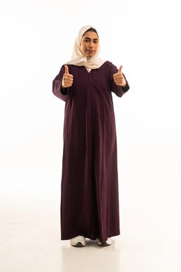 رفع إصبع الإبهام للأعلى دليل على الإعجاب، ايماءات تدل على الموافقة والقبول, بورتريه لإمرأه عربيه خليجيه سعودية محجبه ترتدي العباءه ترفع يدها بإيماءات تدل على السعادة, الجسم بالطول الكامل, خلفية بيضاء