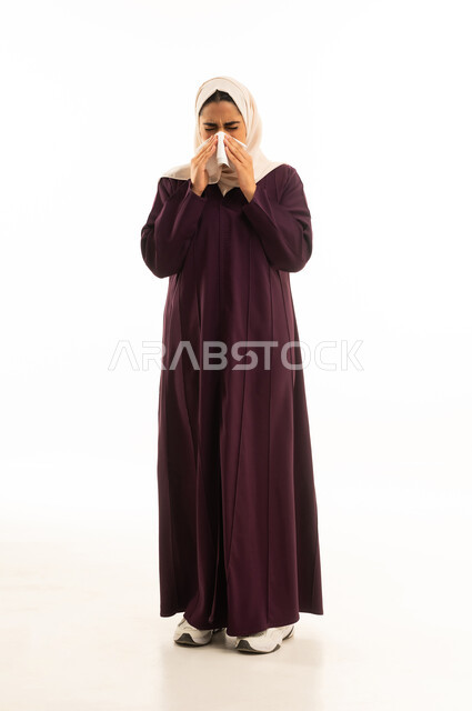 الإصابة بالزكام والانفلونزا, بورتريه لإمرأه عربيه خليجيه سعودية محجبه ترتدي العباءه تقف بتعابير تدل على العطاس والإرهاق, الجسم بالطول الكامل, خلفية بيضاء