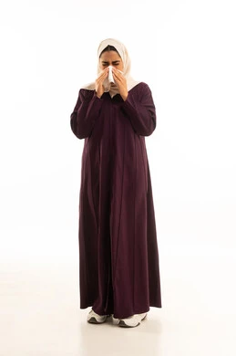 الإصابة بالزكام والانفلونزا, بورتريه لإمرأه عربيه خليجيه سعودية محجبه ترتدي العباءه تقف بتعابير تدل على العطاس والإرهاق, الجسم بالطول الكامل, خلفية بيضاء