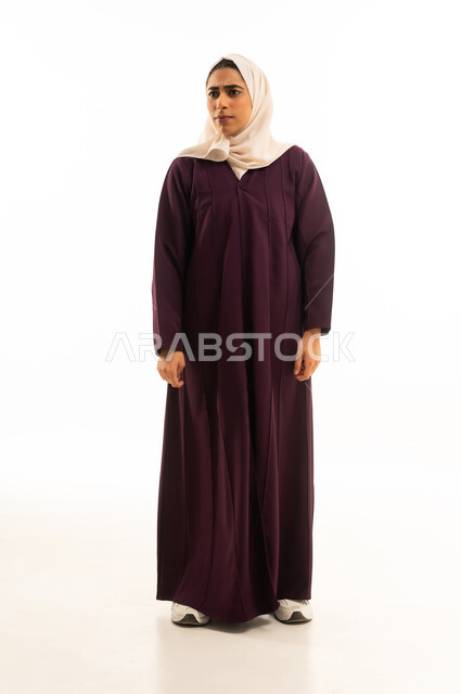 بورتريه لإمرأه عربيه خليجيه سعودية محجبه ترتدي العباءه , ايماءات وجه ويدين تدل على الحزن, الشعور بالهم و الإكتئاب, سماع خبر محزن, الجسم بالطول الكامل, خلفية بيضاء