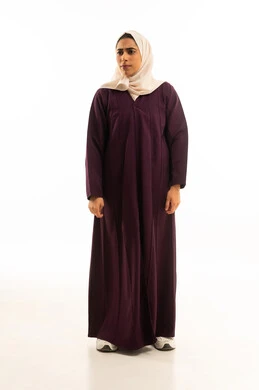 بورتريه لإمرأه عربيه خليجيه سعودية محجبه ترتدي العباءه , ايماءات وجه ويدين تدل على الحزن, الشعور بالهم و الإكتئاب, سماع خبر محزن, الجسم بالطول الكامل, خلفية بيضاء