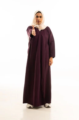 تعابير الموافقة و القبول ,النظر الى الكاميرا بإيماءات السرور, بورتريه لامراة عربية خليجية سعودية مبتسمة محجبة ترتدي العباءة  ترفع اصبع الابهام للاعلى بعلامة الامتياز و الجودة, خلفية بيضاء