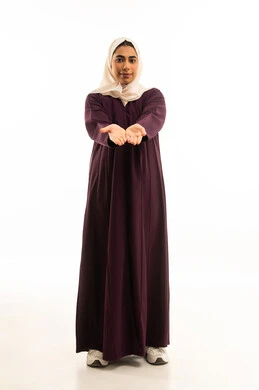 حركة يد تدل على طلب العون والمساعدة، مد الكفين للإمام اشارةً للحاجة, بورتريه لامراة عربية خليجية سعودية مبتسمة محجبة ترتدي العباءة تنظر الى الكاميرا, خلفية بيضاء