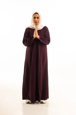 الوقوف بإيماءات الدعاء والتوسل والاسترحام, بورتريه لامرأة عربية خليجية سعودية محجبة ترفع يديها بخشوع واستعطاف, طلب العون والرغبة في تحقيق الأمنيات, الجسم بالطول الكامل, خلفية بيضاء