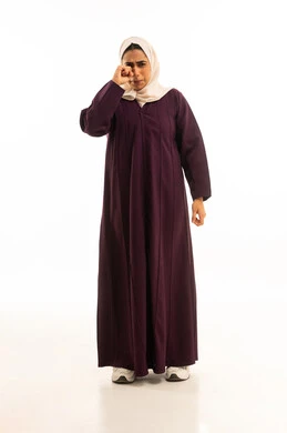 الندم على شيء ما و الرغبة بالبكاء, بورتريه لامرأة عربية خليجية سعودية محجبة ترتدي عباءة تقوم  تشعر بالخساره والفشل, الجسم بالطول الكامل, خلفية بيضاء